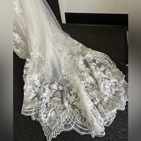 Elegant Lace Sheath ivory/nude/silver Wedding Dress. Size 12